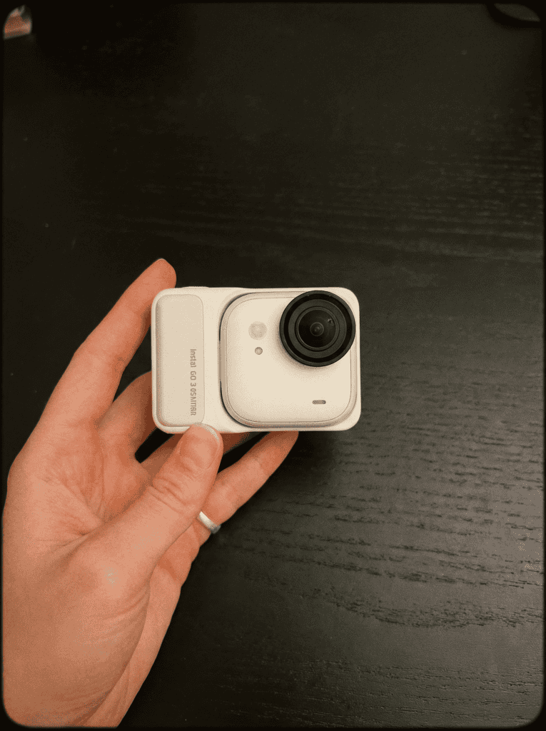 유튜브 카메라 추천 인스타360 GO Ultra 손보다 작은 크기
