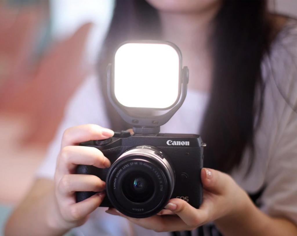 유튜브 조명 추천 — 카메라 핫슈에 장착된 고독스 LED6Bi 소형 LED 조명